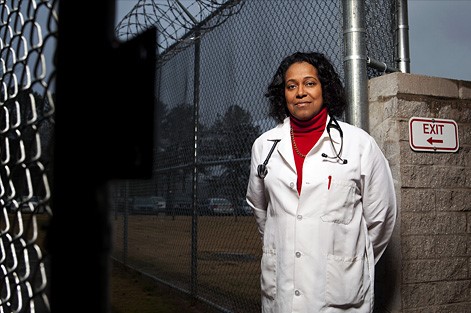 Un médecin devant les grilles d'une prison